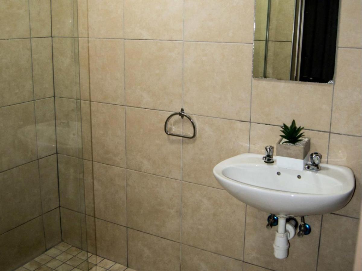 Aps Guesthouse Виндхук Экстерьер фото