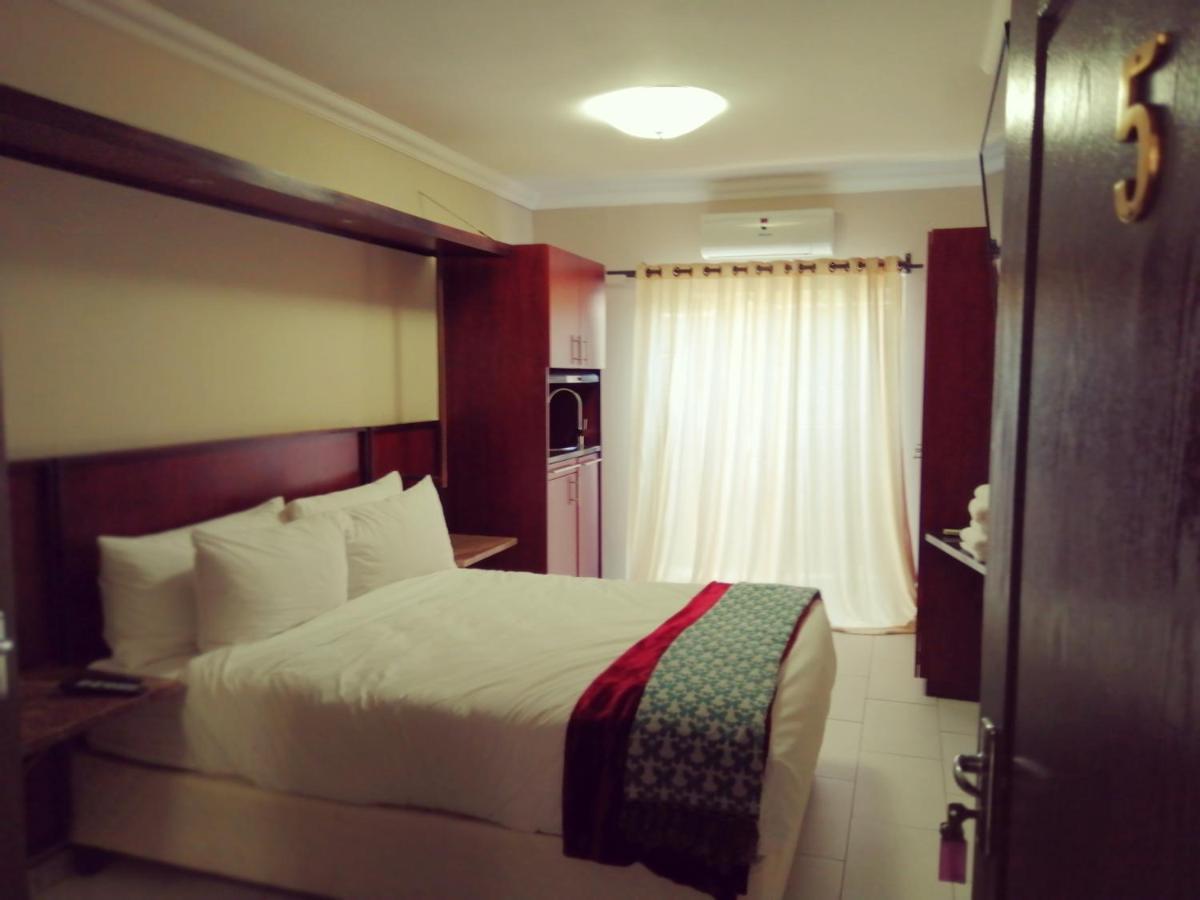 Aps Guesthouse Виндхук Экстерьер фото